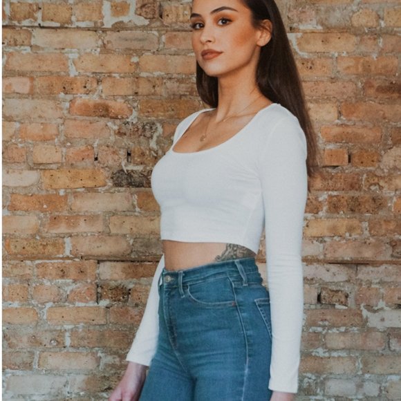 Fitted Scoop Neck Crop Top - Picture 3 of 5